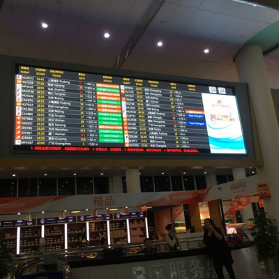 P3室内显示屏显示面积单元：长7.68米*高2.304米_机场显示信息屏_深圳易维迅科技有限公司 